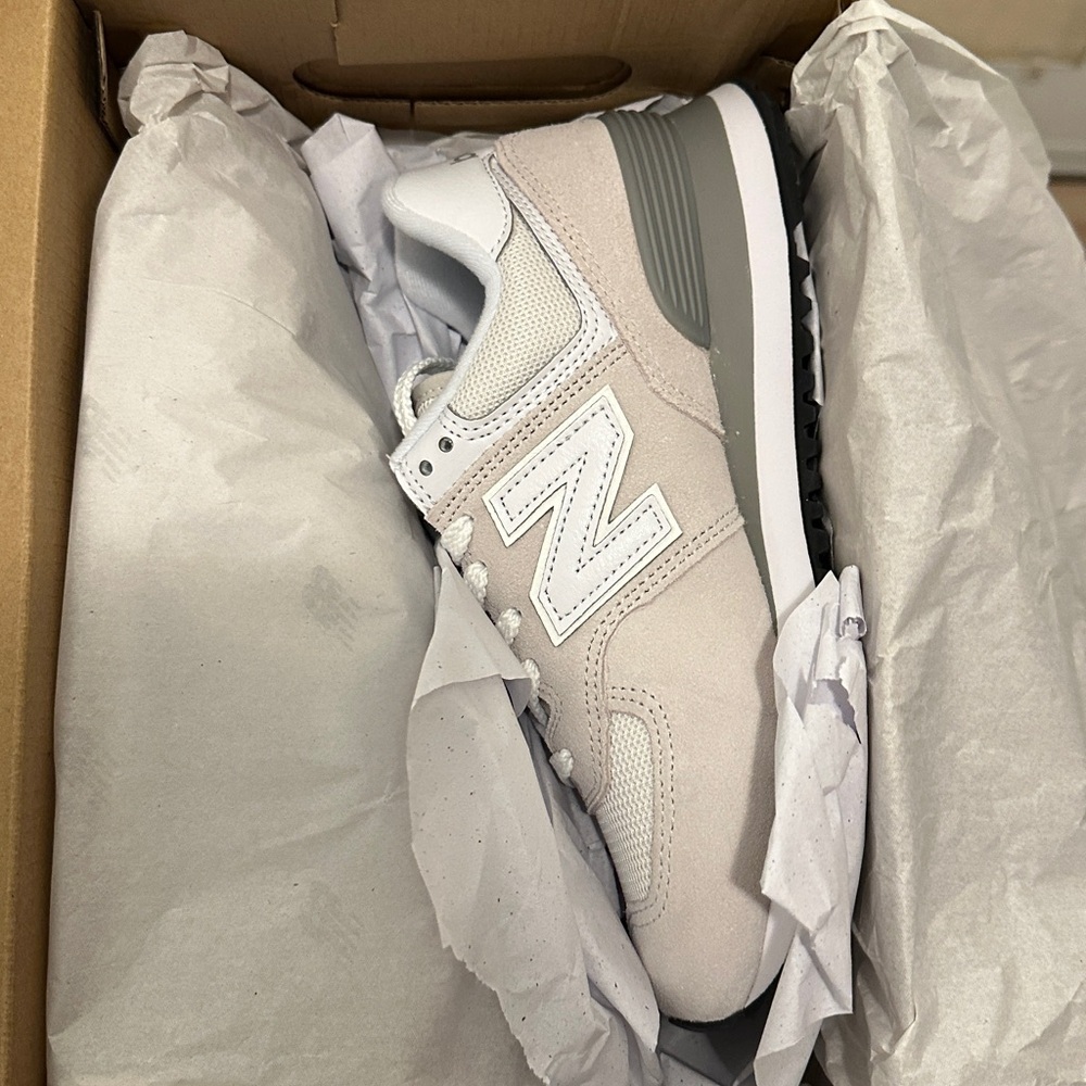 BRAND NEW New Balance Gray and White Classics
